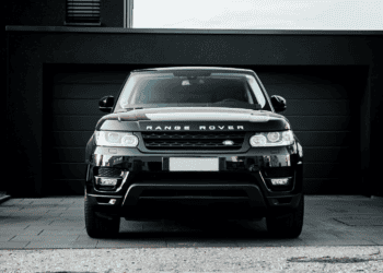 Update: According to an alleged high-value vehicle theft mentioned in a supply chain report, a black Land Rover is currently parked in front of a black house.