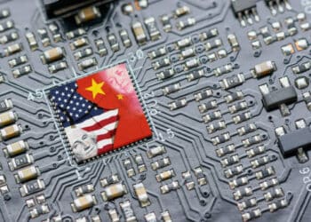 Circuit board with fractured US and China flags; APEC summit cooperation. - Supply Chain News