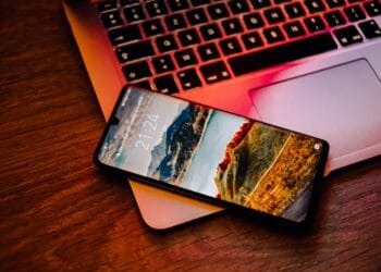 Locked Huawei phone screen on laptop; time 21:24. - Supply Chain News