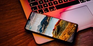 Locked Huawei phone screen on laptop; time 21:24. - Supply Chain News