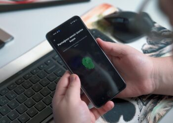 Person using fingerprint to unlock phone displaying "Parmağınızı sensör üzerine koyun" (Place your finger on the sensor). - Supply Chain News