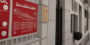 Turkish street scene with building showing signage indicating high inflation and interest rates. - Supply Chain News