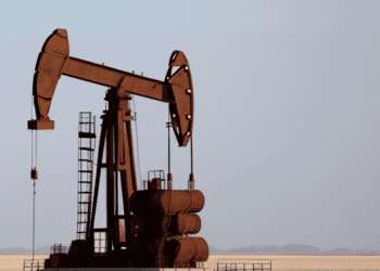 An oil pump in the middle of the desert extracting crude oil amidst the fluctuating global oil prices.