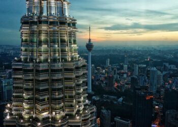 Kuala Lumpur skyline at sunset, featuring Petronas Towers and KL Tower. - Supply Chain News