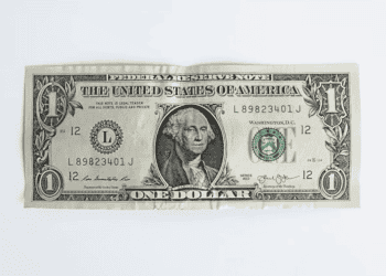 Global Travelers Navigate Impact of Strong Dollar on Currency Exchange Rates