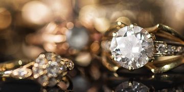 Head of De Beers Aims to Expand Company's Presence in Jewelry Market